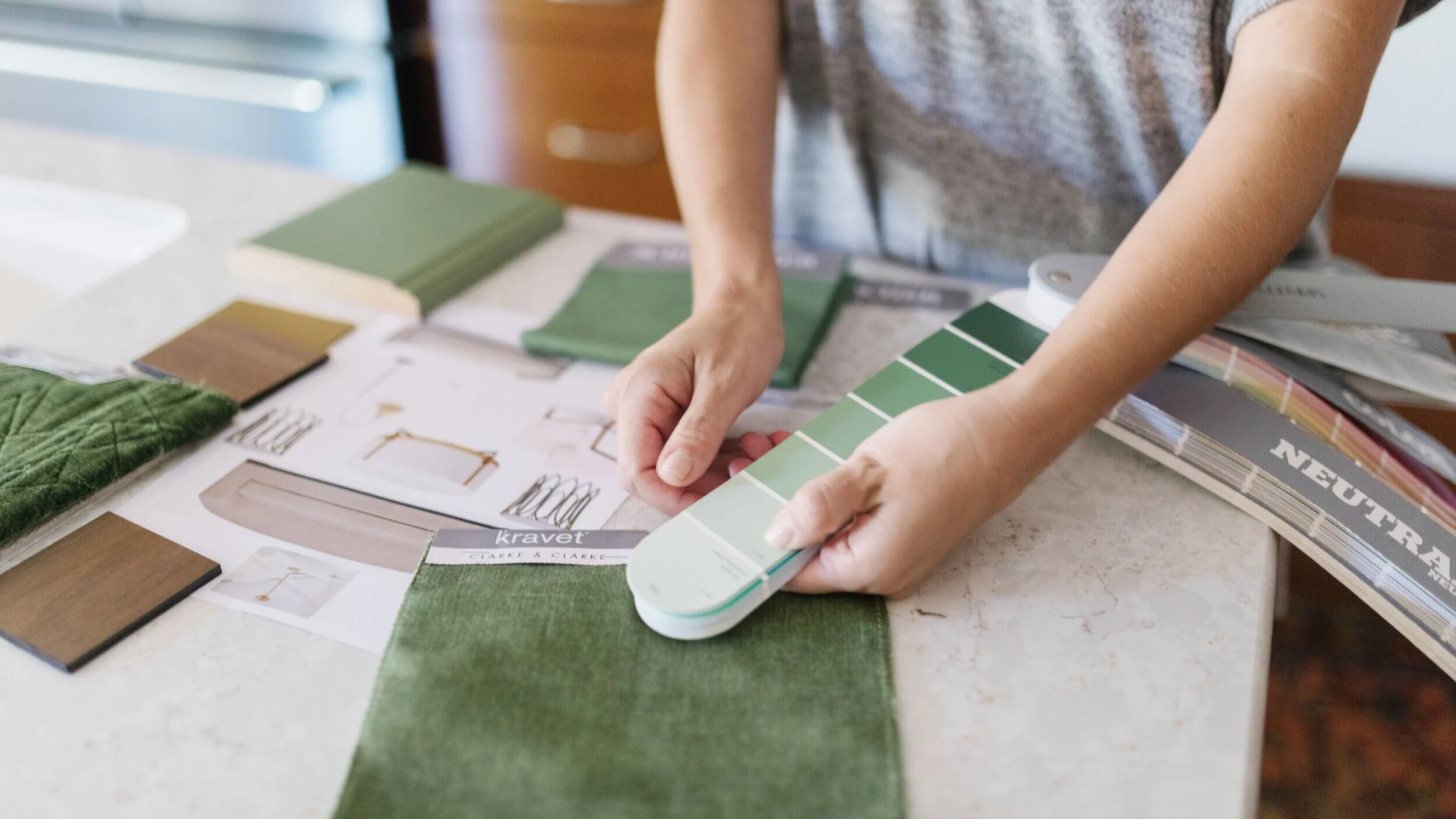 how to become an interior decorator